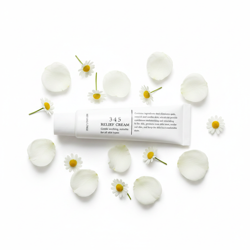 Relief Cream flat lay pétales